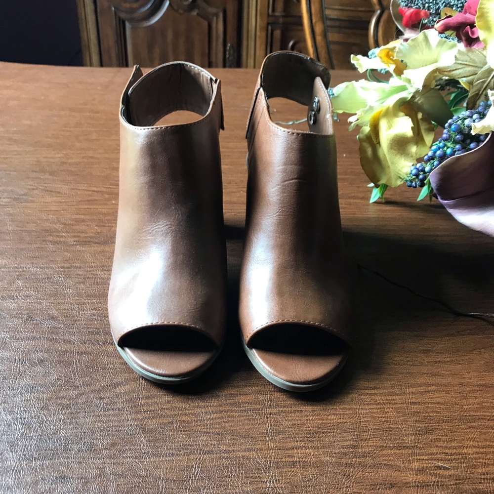 NWOB Tan heels - Picture 2 of 5